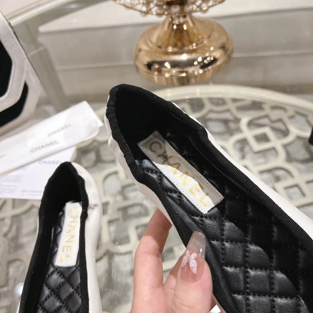 👟👟Ex-factory price 540👟👟 🌹🌹🌹2025 latest CHANEL Chanel early spring catwalk new model 🌸️Purchased the original version in Hong Kong and opened the mold exclusively. Top quality % genuine last developed with smooth lines. The shoe shape is perfect and can be safely entered and exited from the counter! Official website 1:1 production. 🇮🇹🇮🇹🇮🇹 Material: Mixed sheepskin imported from Italy & private molded double C buckle and letters are delicate, smooth, shiny and feel great! 💅The fabric and the feet are made of the same material, which is great on the feet! ! ! Color: black/apricot Code number: 34-40 (custom-made sizes 41 and 42 are non-refundable)